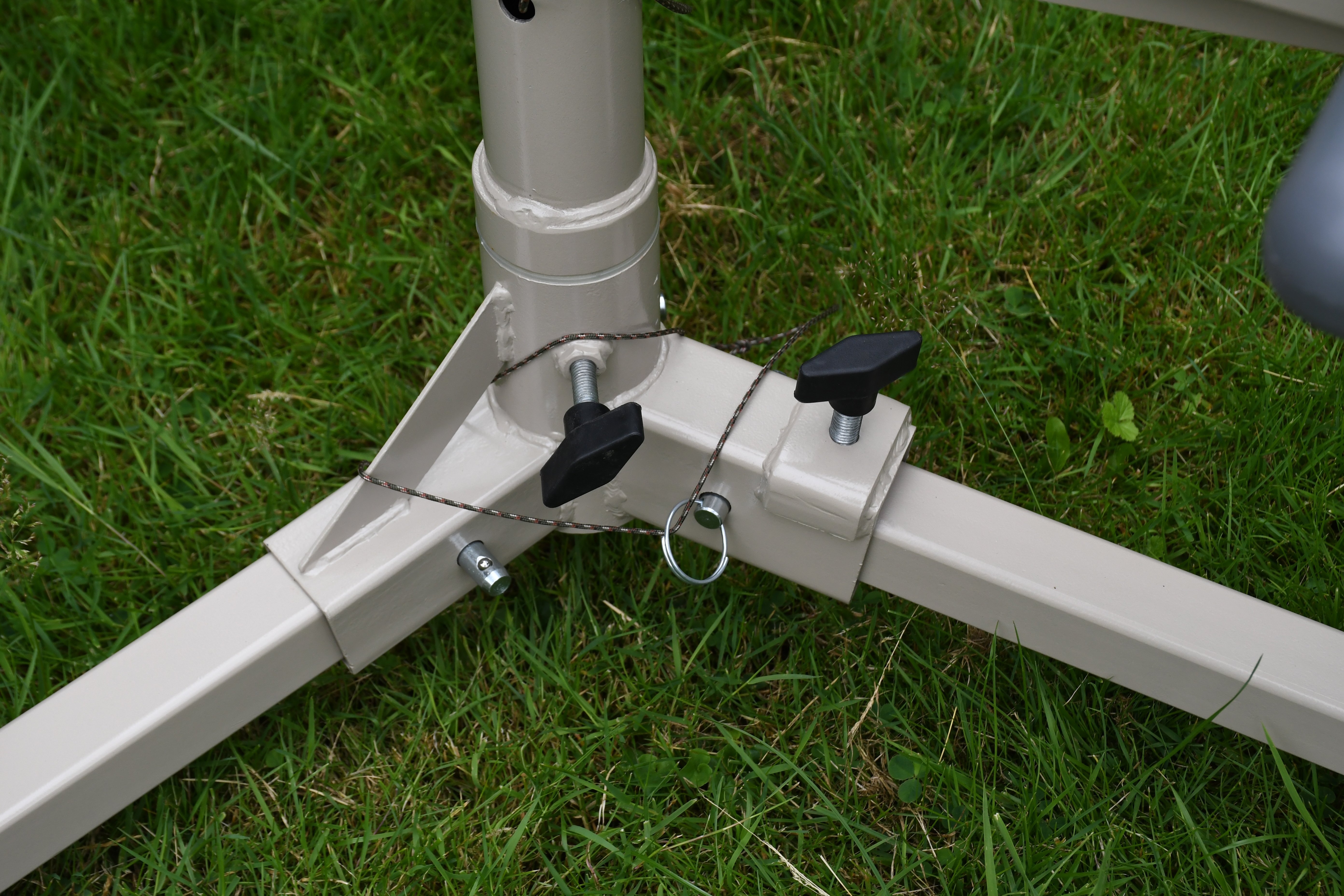 The three legs lock into position with sprung pins, and one offers a levelling function